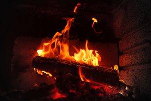 GAS OR WOOD BURNING FIREPLACE: WHICH IS BETTER?